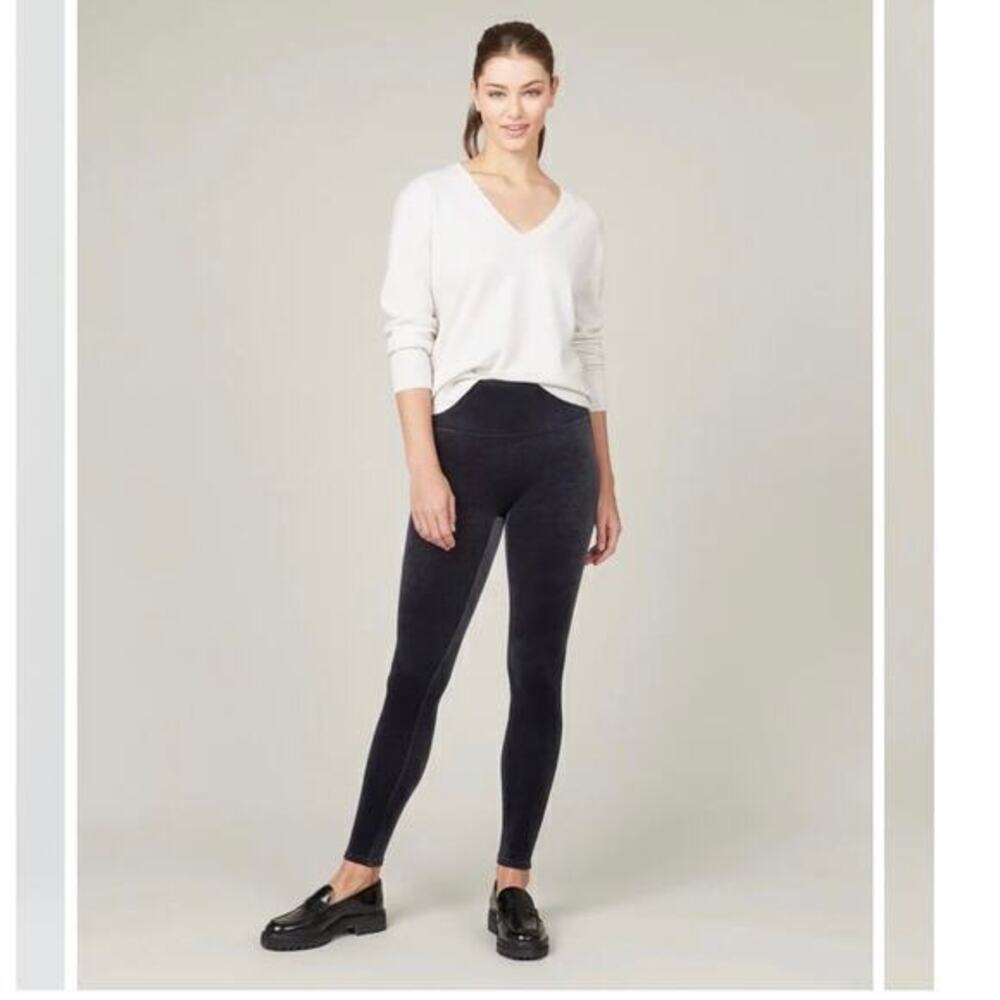 Spanxβ Velvet Leggings in Classic Navy Size Medium